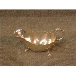 Une saucière en argent, poinçons de Sheffield, 1909....