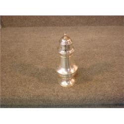 Un saupoudreur à sucre en argent de Birks.  A Birks sterling silver sugar caster. $100/150...