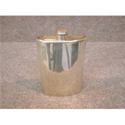 Une gourde de poche en argent, poinçons de Sheffield, 1927, Mappin & Webb maître-orfèvres....