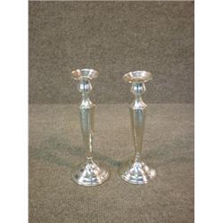 Une paire de bougeoirs en argent, les fûts hexagonaux sur des bases circulaires, lestés....