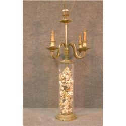 Une lampe composée d'un bouquet de fleurs séchées dans un manchon en verre à monture de bronze, s...