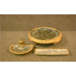 Un ensemble Art Nouveau en faïence marbrée de vert dans un encadrement de feuillage doré, monture...