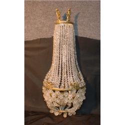 Une paire d'appliques en forme de poires en métal doré et pendeloques de cristal....