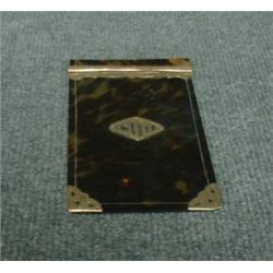 Une couverture de bloc notes en écaille à monture en or jaune....