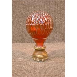 Une boule de départ d'escalier de la fin du 19e Siècle en verre rubis à décor de nid d'abeille....