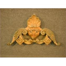 Un ornement du 19e Siècle en bois polychrome sculpté d'un masque grotesque surmonté d'une coquill...