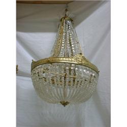 Un lustre en forme de poire de style Louis XVI en bronze doré et cristal taillé....