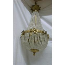 Un lustre de style Louis XVI en forme de poire, en bronze doré et cristal taillé, à décor de ruba...