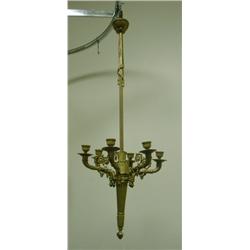 Un lustre de style Louis XVI en bronze doré à 6 branches de lumière....