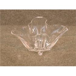 Un bol en cristal de Steuben en forme de mouchoir, signé....