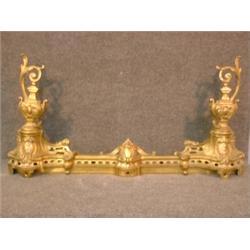 Une barre de foyer en bronze doré, décorée d'urnes.  A gilt bronze fender decorated with urns. $2...