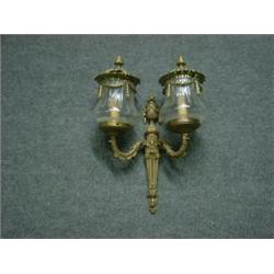 Une paire d'appliques de style Louis XVI en bronze doré à 2 branches de lumière à décor d'urnes s...