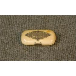 Une petite boîte victorienne en ivoire à montures d'argent....