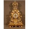 Image 1 : Une pendule de style Louis XIV en bronze doré surmontée d'une urne fleurie....