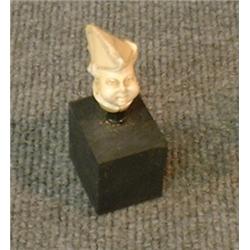 Un sujet de la fin du 19e Siècle en ivoire représentant une tête de chérubin coiffé d'un bicorne....