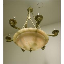 Une suspension en bronze doré et albâtre à 6 branches de lumière....