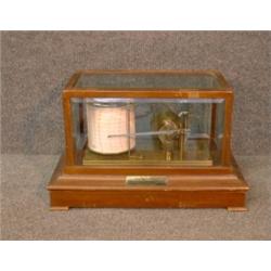 Un barographe à mesurer la pression atmosphérique par Casella à Londres, dans une cage vitrée en...