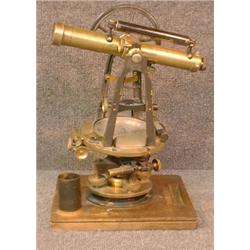 Une lunette d'arpenteur à niveau en laiton poli signé Buff à Boston....