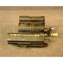 Une mini calculatrice allemande de marque Thales, vers 1900, fabriquée à Bade et distribuée au Ca...