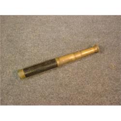 Une longue-vue du 19e Siècle en laiton en partie garnie de cuir....