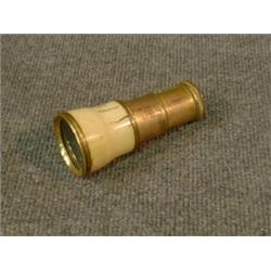 Une longue vue du 19e Siècle en laiton garnie d'ivoire....