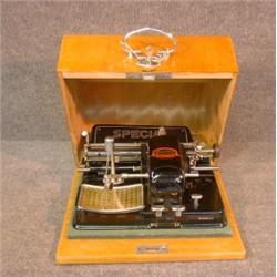 Une machine à écrire suisse du début du 20e Siècle de marque AEG "Special" par Fred-Jules Brunner...