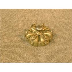 Une boîte à épices indienne en bronze comportant six compartiments à décor d'oiseaux....