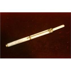 Un couteau chinois dans un étui en ivoire gravé....