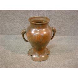 Un vase chinois en bronze patiné, vers 1900, les anses ornées de chiens Fô....