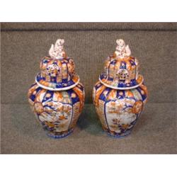 Une paire de potiches couvertes de la fin du 19e Siècle en porcelaine d'Imari, les couvercles sur...