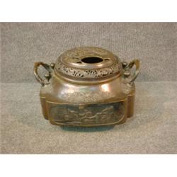 Un brasero japonais de la fin du 19e Siècle en bronze patiné, le couvercle repercé et les côtés d...