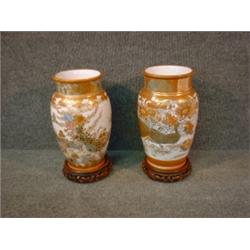 Un lot de deux vases en porcelaine de Kutani de la fin du 19e Siècle à décor d'oiseaux sur un fon...