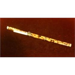 Un couteau et une paire de baguettes chinoises du 19e Siècle en ivoire dans un étui en écaille....