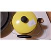 Image 4 : 2 GOLD PANNING PANS LUS YELLOW KETTLE