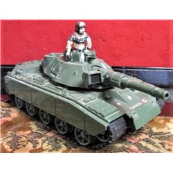 Original GI Joe motorized tank (plastic) works good.included is a vintage GI Joe figure goes forward