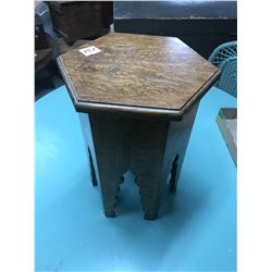 1/4 CUT OAK ACC TABLE 18"HX12"W