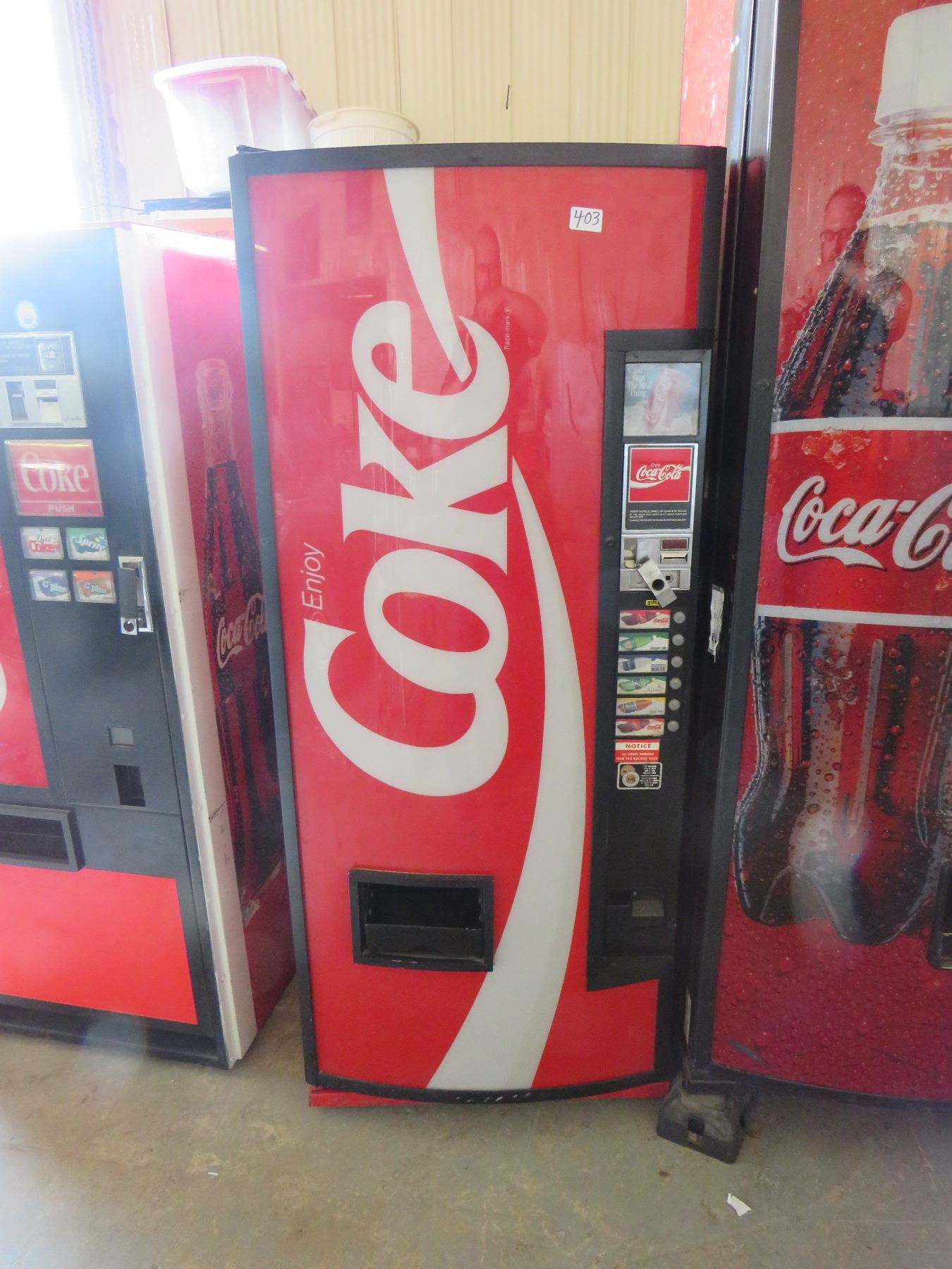 COKE VENDING MACHINE MODEL: DNCB240CC/138-6 - Schmalz Auctions