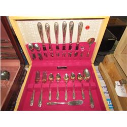 COMMUNITY SILVERWARE SET, 8 SETTINGS W/ WOOD BOX