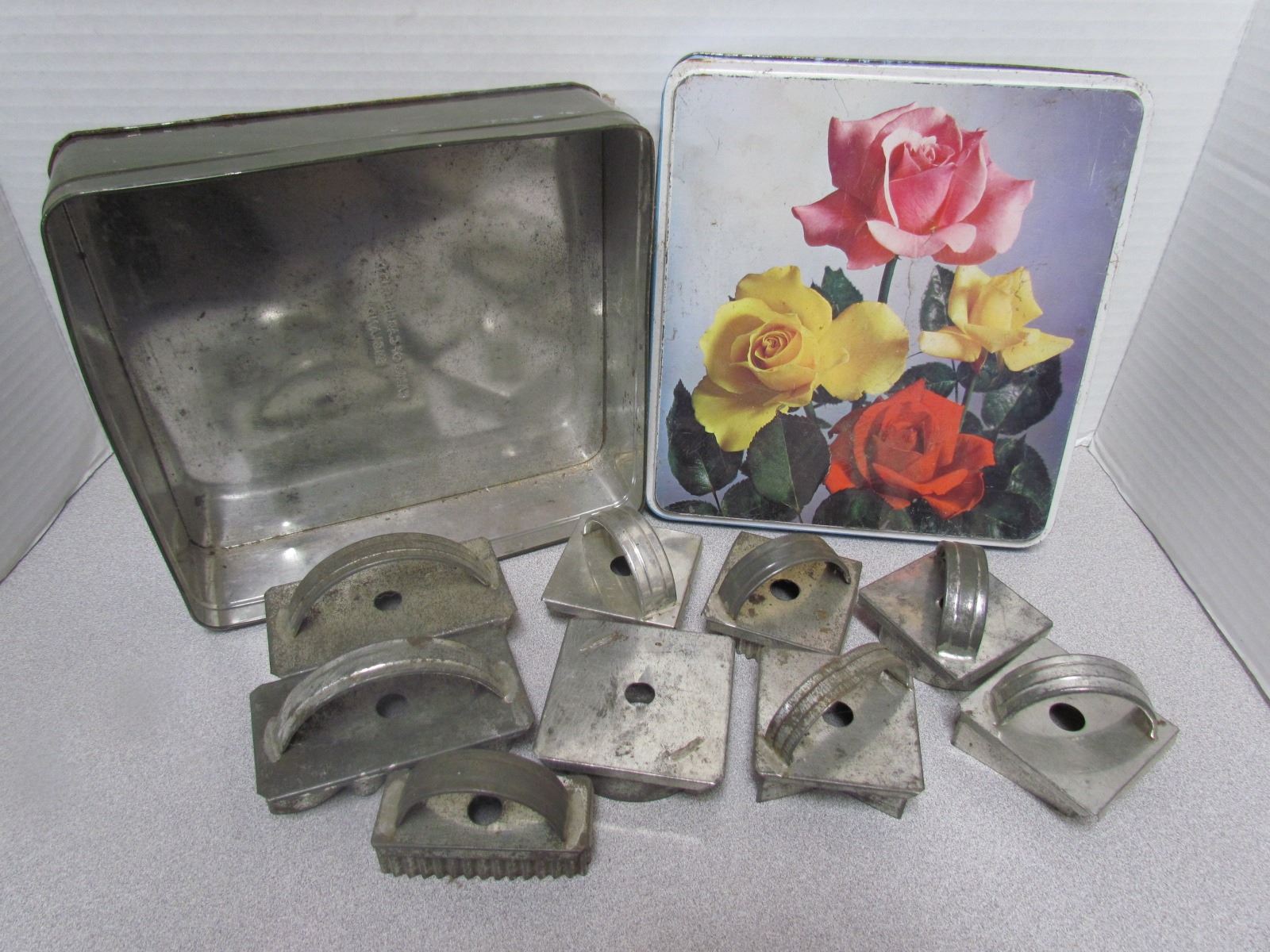 VINTAGE TIN, FULL OF COOKIE CUTTERS, DONUT CUTTERS Schmalz Auctions