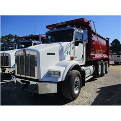2018 KENWORTH T800 DUMP, VIN/SN:1NKDL40X7JJ196090 - TRI-AXLE, 500HP CUMMINS X15 DIESEL ENGINE, ALLIS