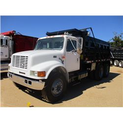 2002 INTERNATIONAL 4900 DUMP, VIN/SN:1HTSHADR42H517972 - T/A, DT530 DIESEL ENGINE, EATON 8LL TRANS, 