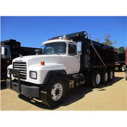 1999 MACK RD690S DUMP TRUCK, VIN/SN:1M2P264C2YM031024 - TRI-AXLE, MACK DIESEL ENGINE, 7 SPEED TRANS,