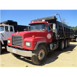 2001 MACK RD688S DUMP TRUCK, VIN/SN:1M2P267C71M058074 - TRI-AXLE, MACK DIESEL ENGINE, 8LL TRANS, 16'