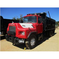 1988 MACK DM690S DUMP, VIN/SN:1M2B197C0JM003769 - T/A, MACK DIESEL ENGINE, 7 SPD TRANS, 16' STEEL DU