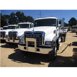 2018 MACK GU713 ROLL OFF TRUCK, VIN/SN:1M2AX09C6JM038626 - T/A, 425 HP MACK MP8 425M DIESEL ENGINE, 