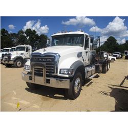 2017 MACK GU713 ROLL OFF TRUCK, VIN/SN:1M2AX04C4HM031370 - T/A, 405 HP MACK MP7 ENGINE, MACK MP7 ENG