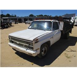 1986 CHEVROLET CUSTOM DELUXE FLATBED DUMP TRUCK, VIN/SN:1GBHC34MXG5193110 - GAS ENGINE, 4 SPEED TRAN