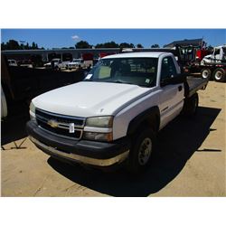 2007 CHEVROLET 2500HD FLATBED TRUCK, VIN/SN:1GBHC24U37E105863 - GAS ENGINE, A/T, 10' FLATBED BODY, O