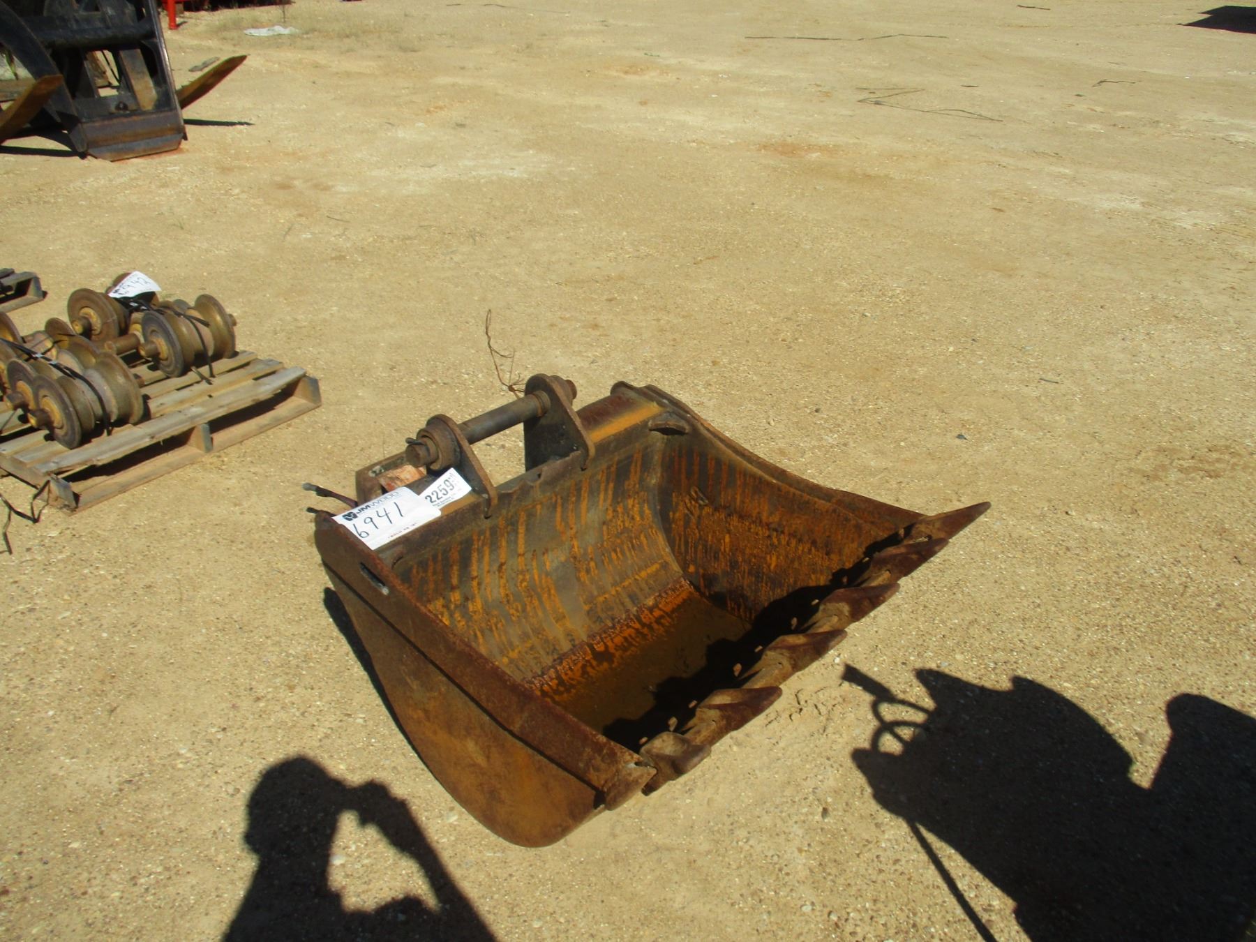 35" QUICK DISCONNECT BUCKET (B6)