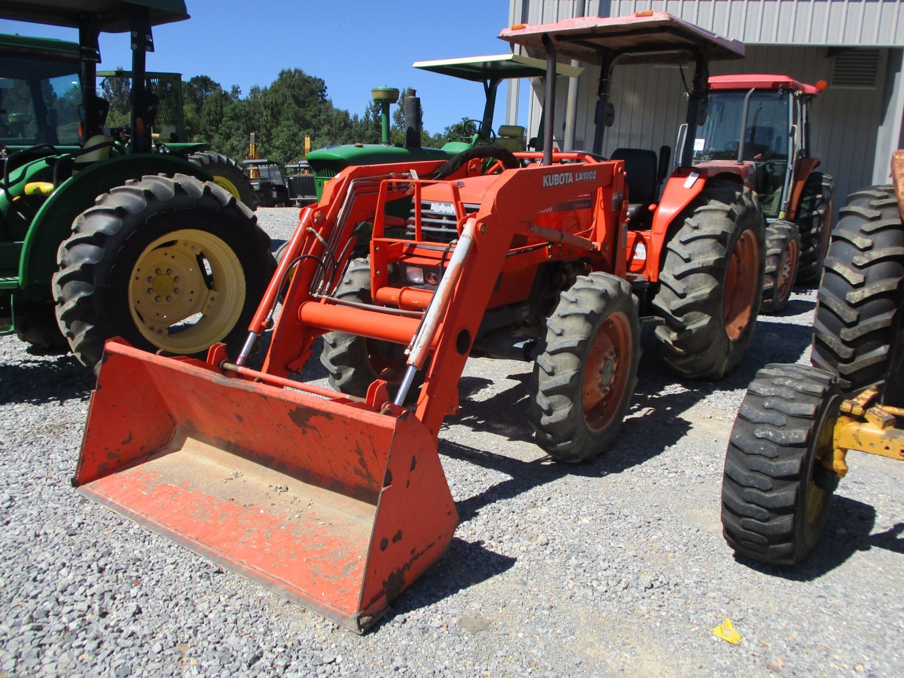 KUBOTA M6800 FARM TRACTOR, VIN/SN67276 MFWD, ONE REMOTE, KUBOTA LA1002 FRONT LOADER ATTACH, BUCKE